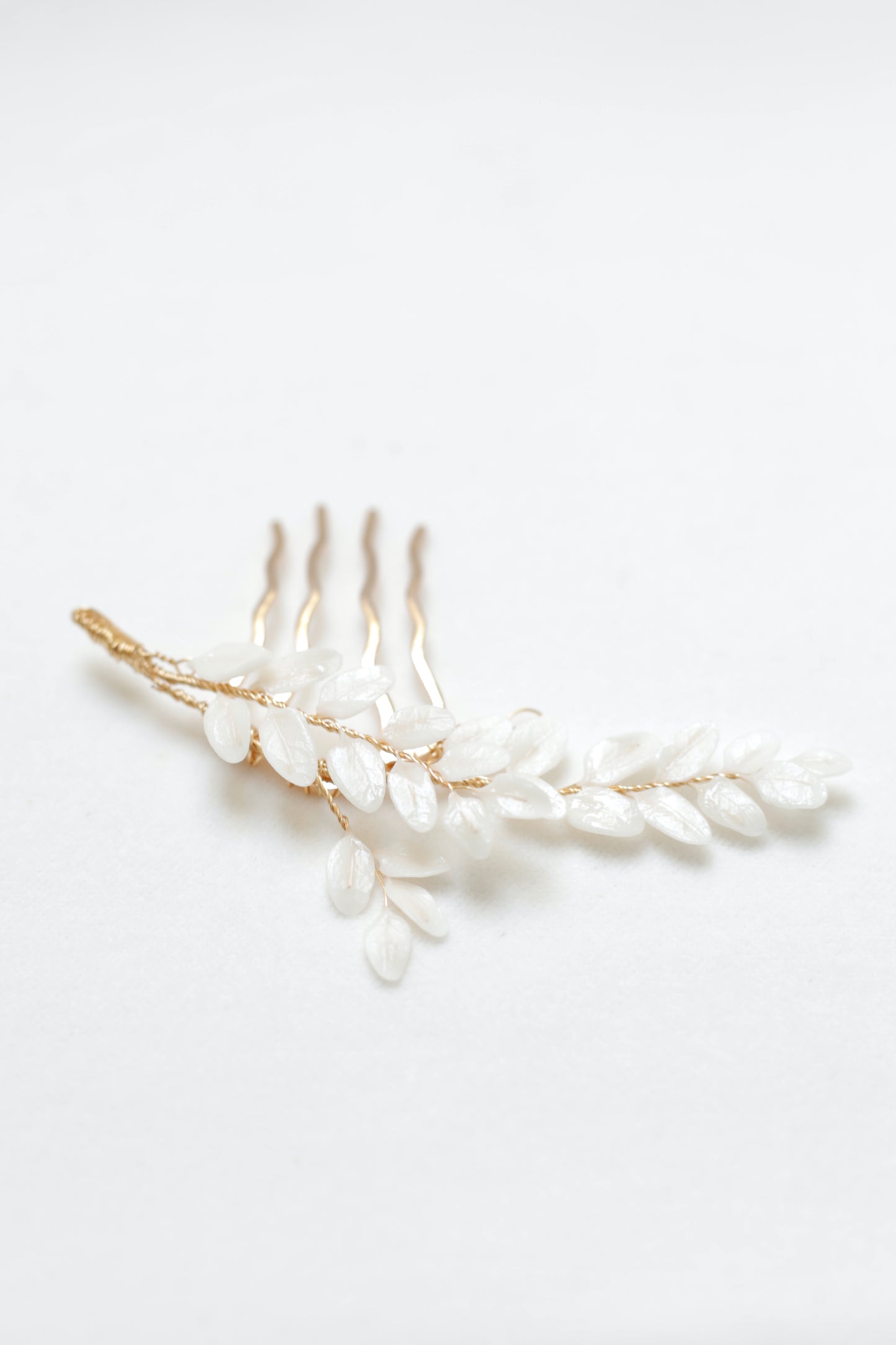 Wedding hair pin with leaves