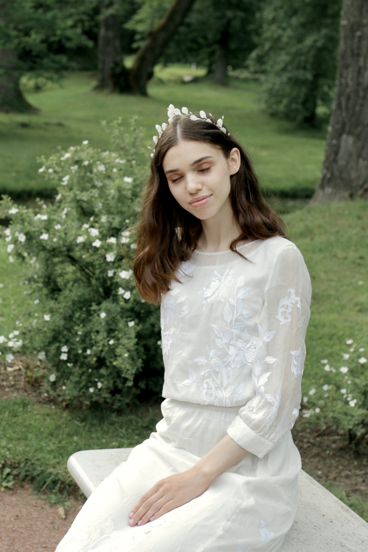 Wedding headwear in classic and feminine style