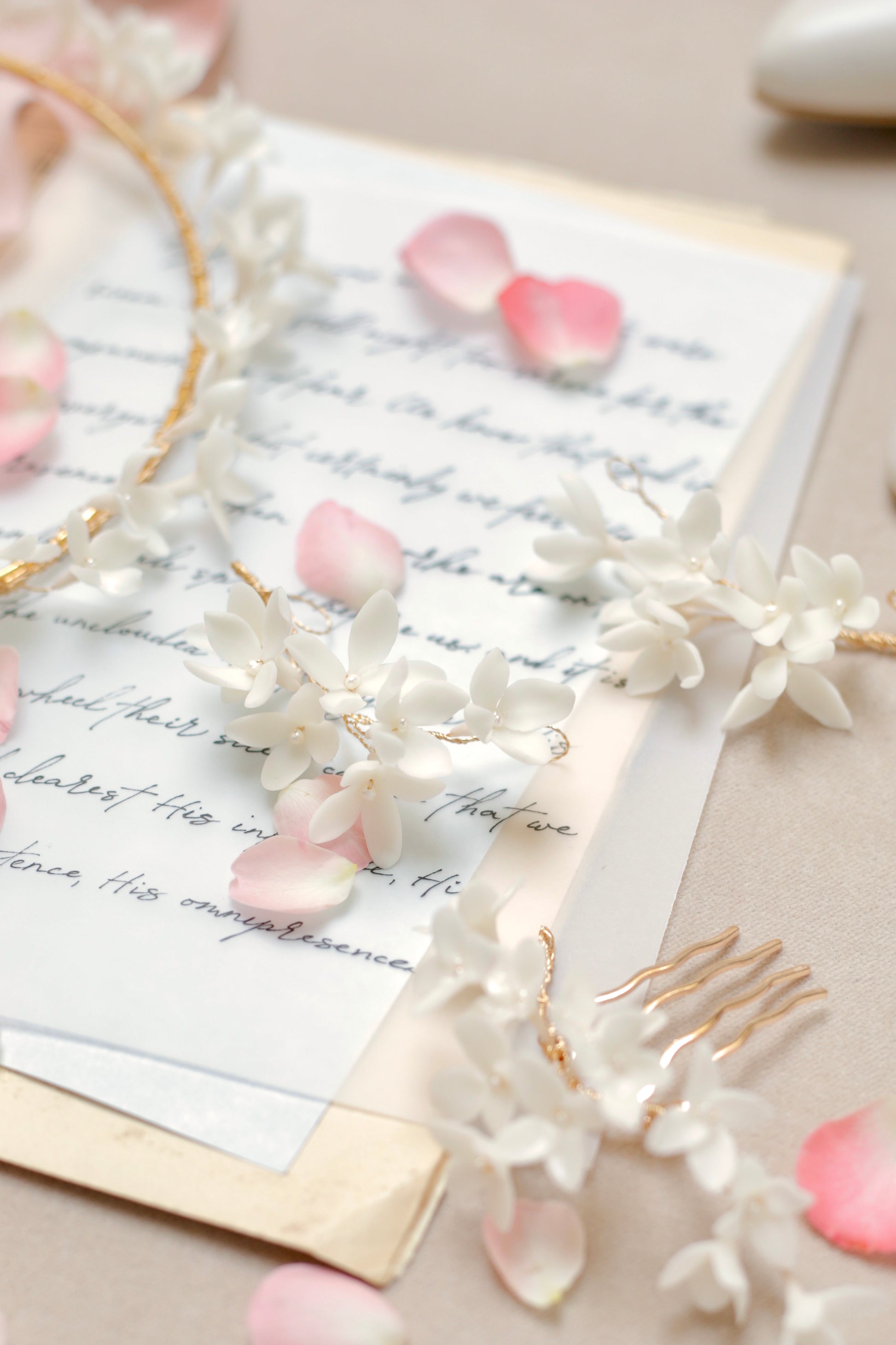 Hair clips with flowers for wedding