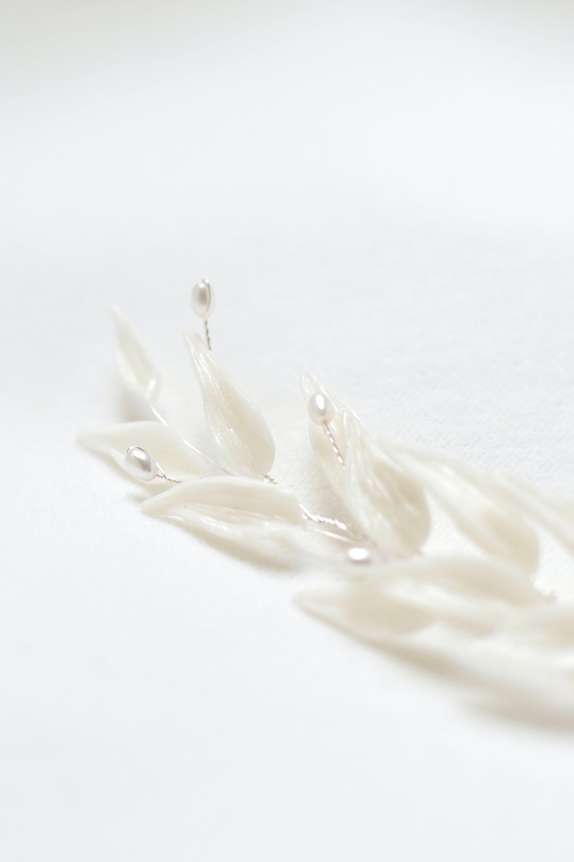 Bridal headdress with white leaves