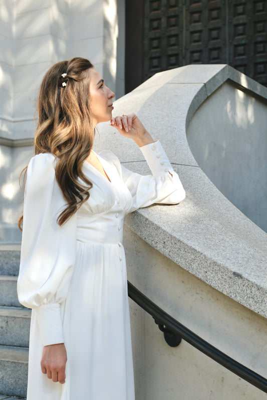 Elegant pearl hair pin for bridal outfit