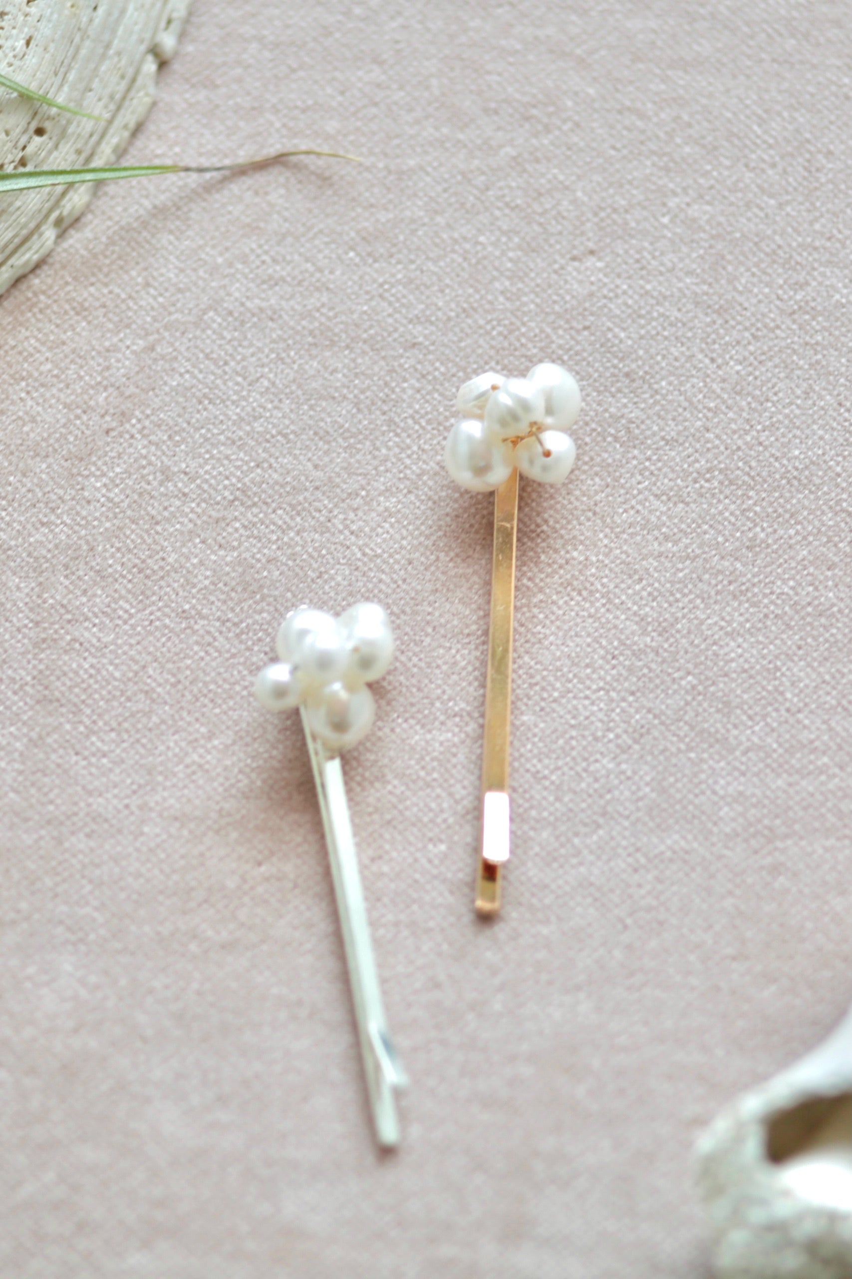 Hair jewelry with natural pearls