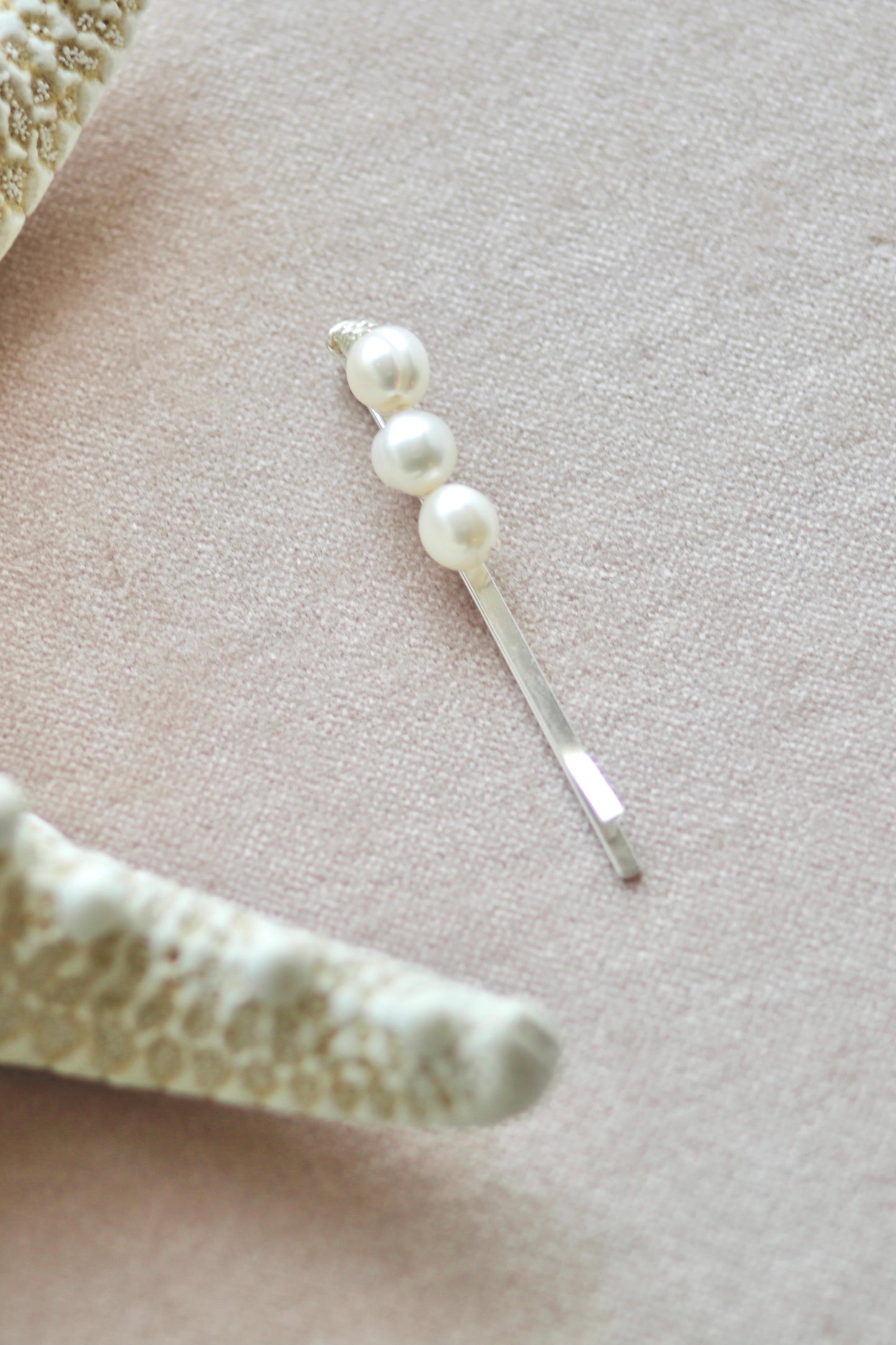 Headpiece for bridal hairstyle with pearls